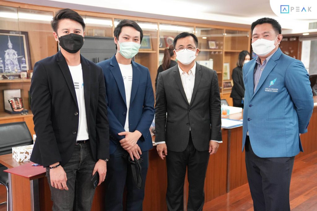 ผู้บริหารและทีมงาน PEAK ถ่ายรูปร่วมกันกับ CBS