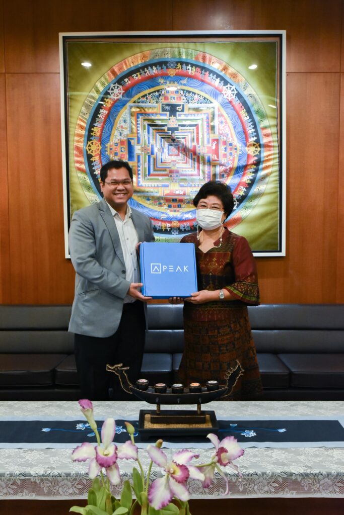 ผู้บริหาร PEAK มอบของที่ระลึกแก่คณะอาจาร์ย RSU ACC