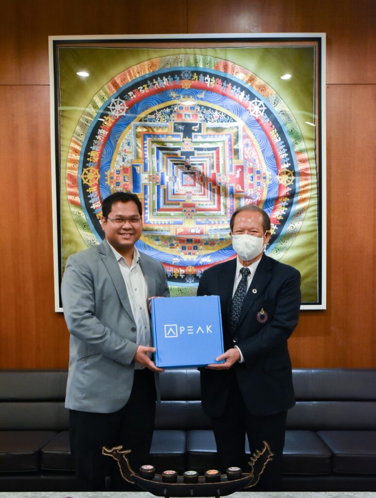 ผู้บริหาร PEAK มอบของที่ระลึกแก่ RSU ACC