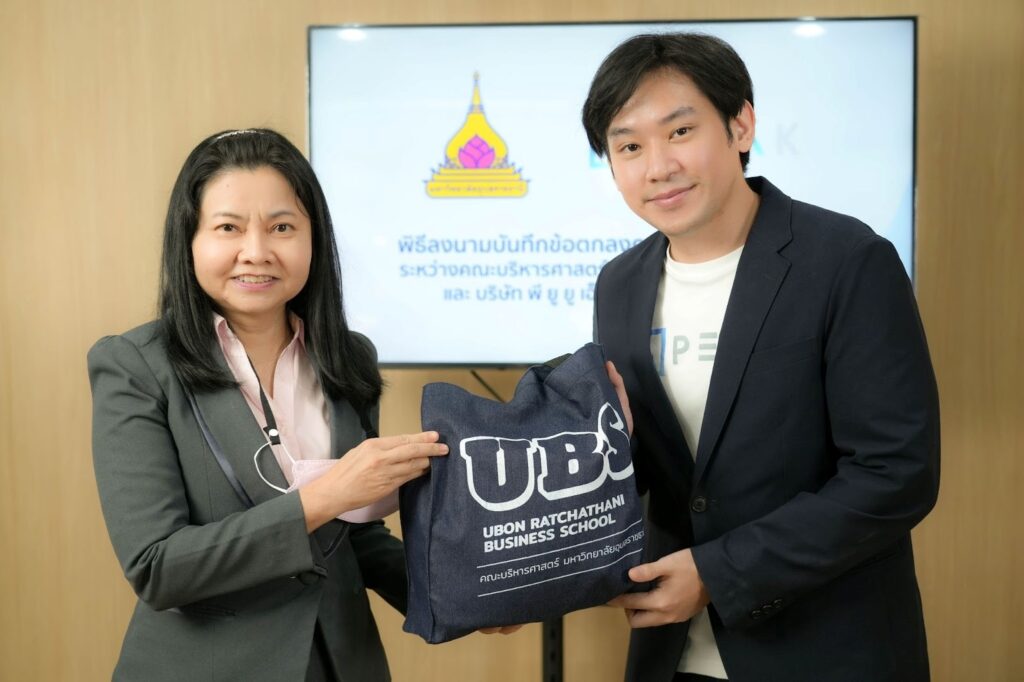 PEAK มอบของที่ระลึกแก่คณะบริหารศาสตร์ มหาวิทยาลัยอุบลราชธานี