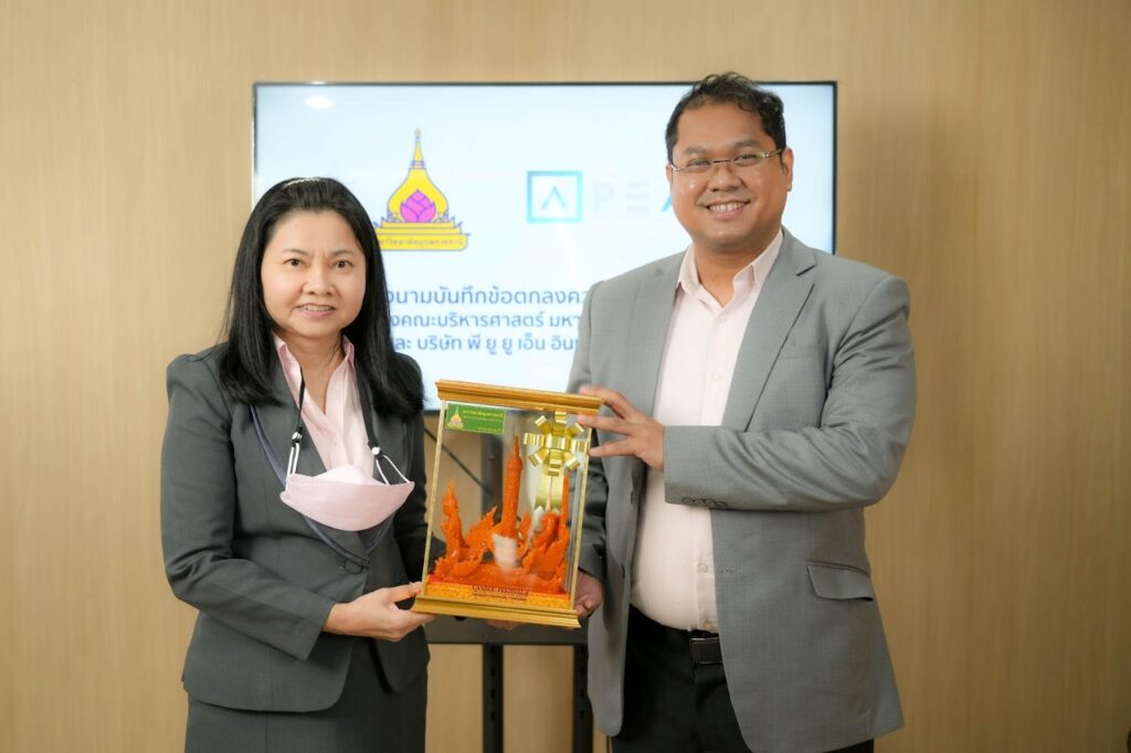 ผู้บริหาร PEAK มอบของที่ระลึกแก่คณะบริหารศาสตร์ มหาวิทยาลัยอุบลราชธานี