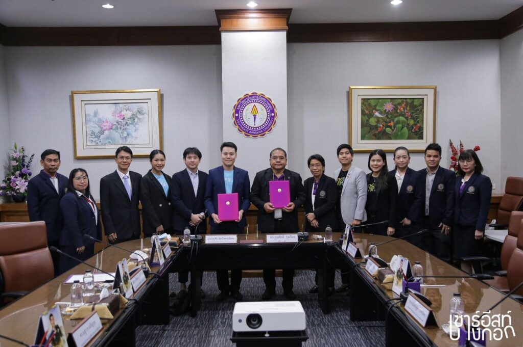 ผู้บริหาร PEAK ถ่ายภาพร่วมกับผู้บริหารมหาวิทยาลัยเซาธ์อีสท์บางกอก