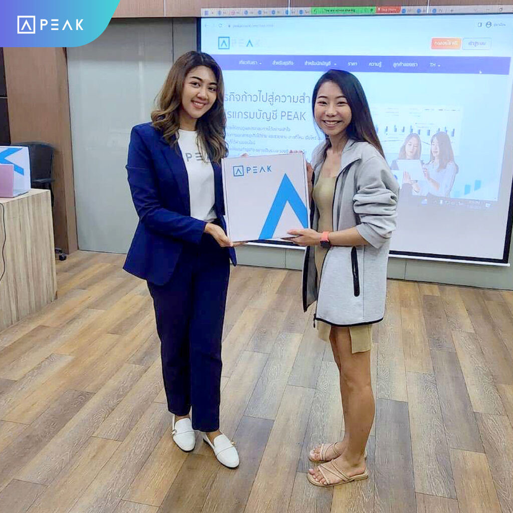 คุณพิมพ์พิชชามอบของที่ระลึกแก่นักเรียน